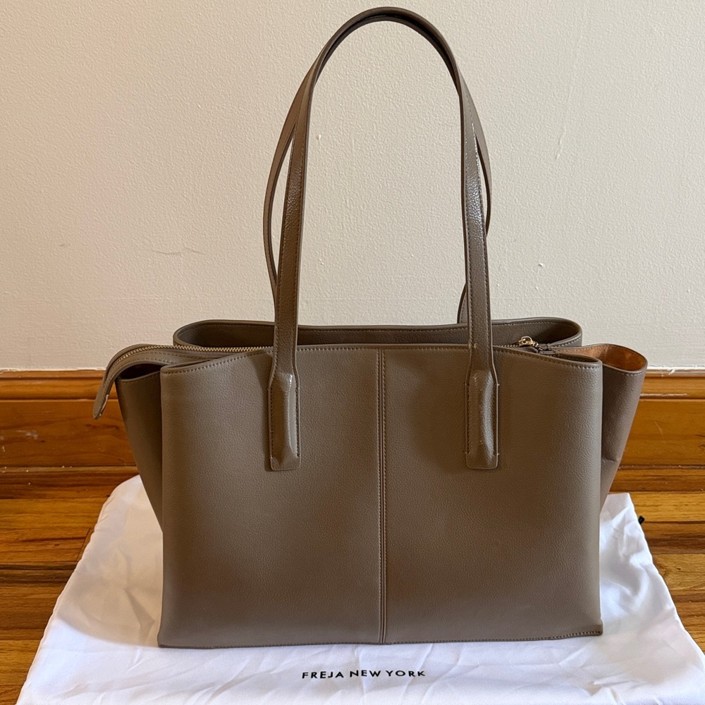 Freja Paloma Tote Bag